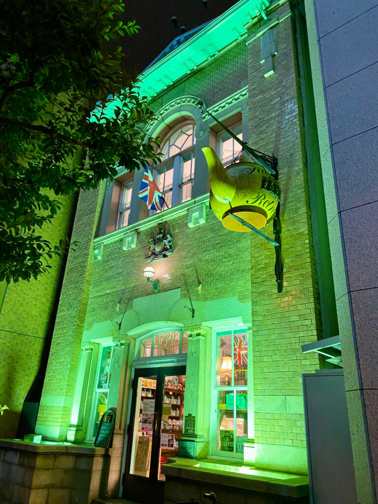 夜になるとひときわ目を引くおおきなティーポット