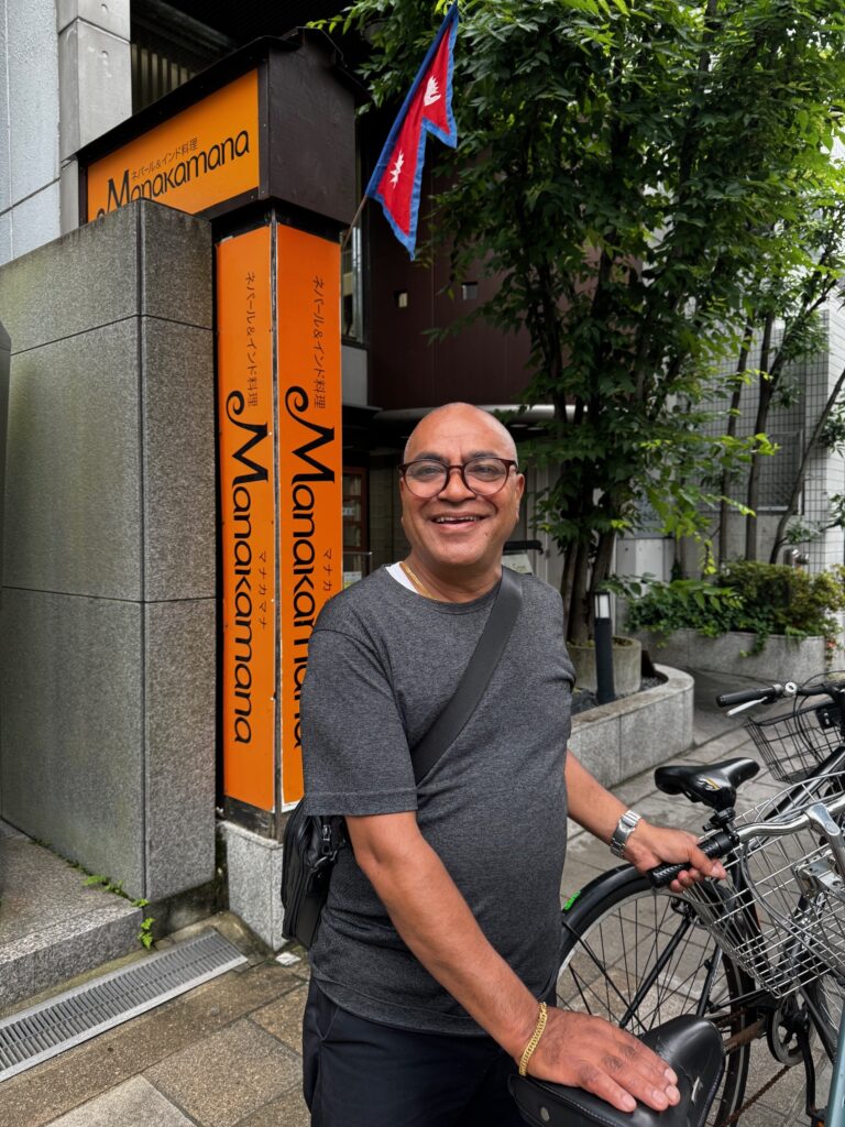 北浜周辺や天神橋筋あたりを自転車に乗ってるのをたまに見かけます。この時も自転車でどっかに行きはるとこに声かけてチーズ。