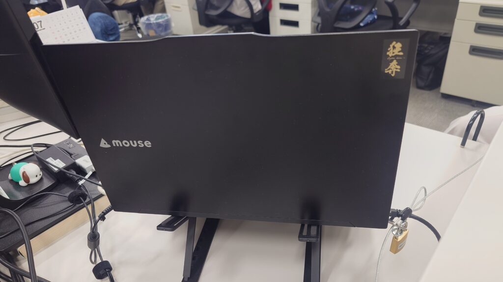 狂奔シールが貼られたノートPC