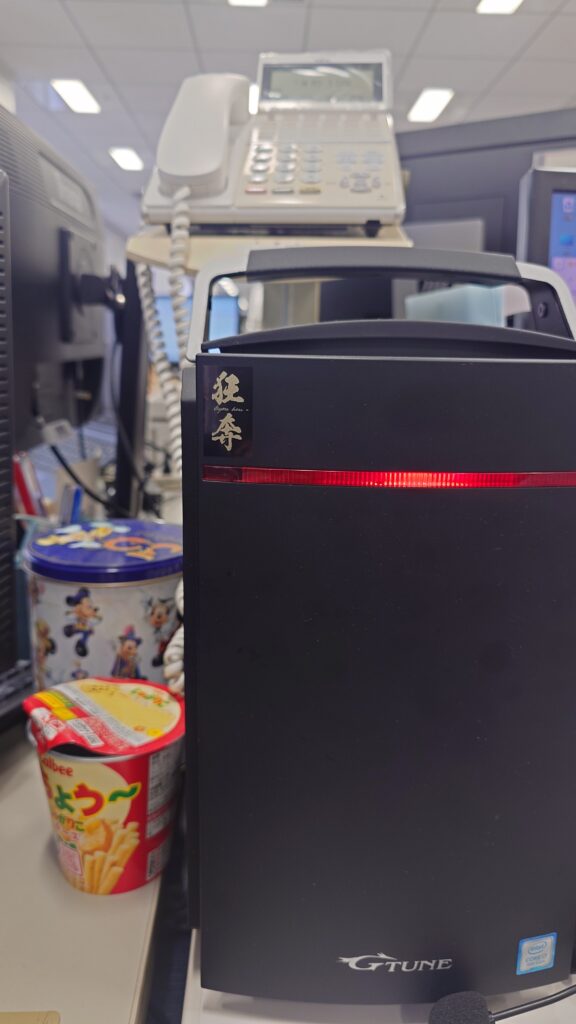 狂奔シールが貼られたデスクトップPC