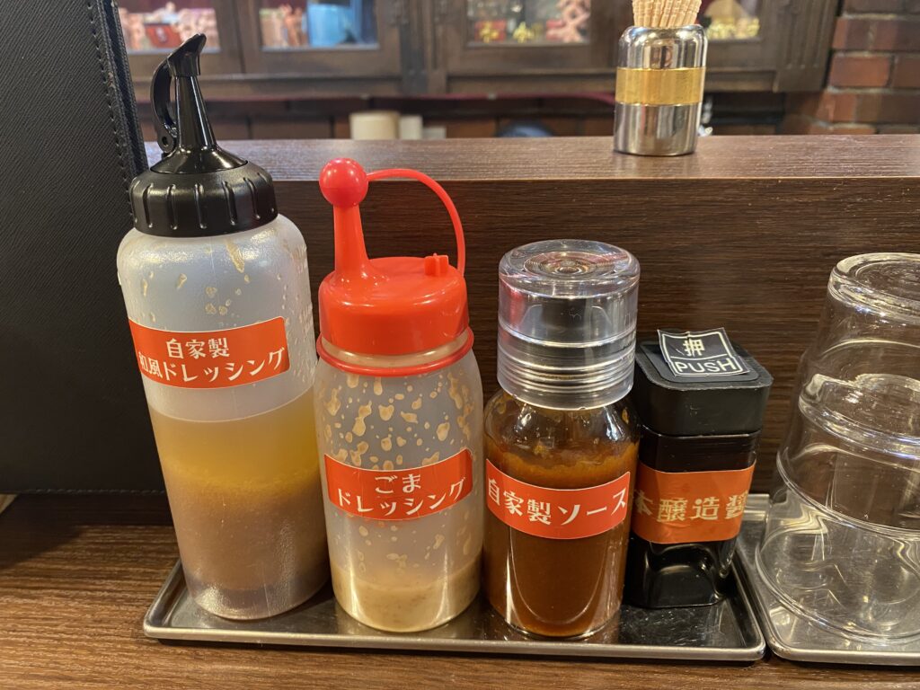 とんかつ源屋 卓上の調味料