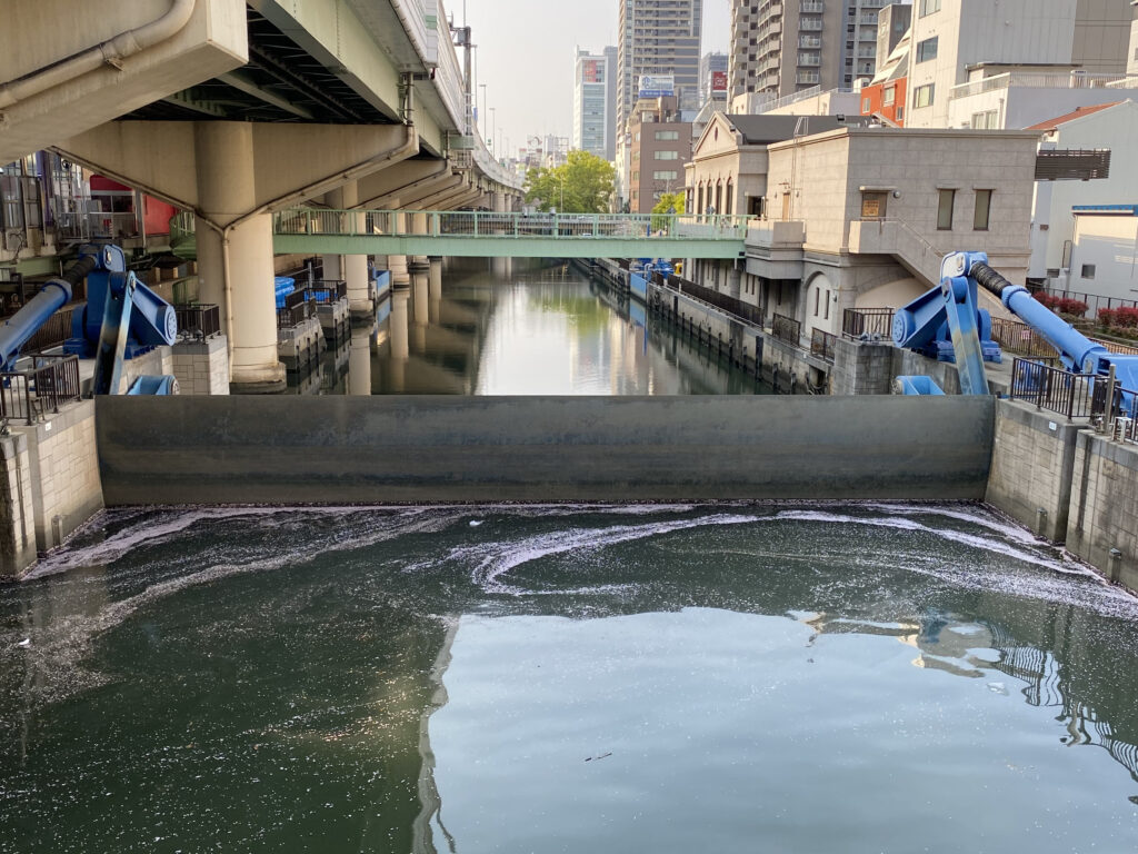 高麗橋側のラジアルゲート。水門が閉じた状態です。全開になるとゲートは水面下に沈むため見えなくなります。