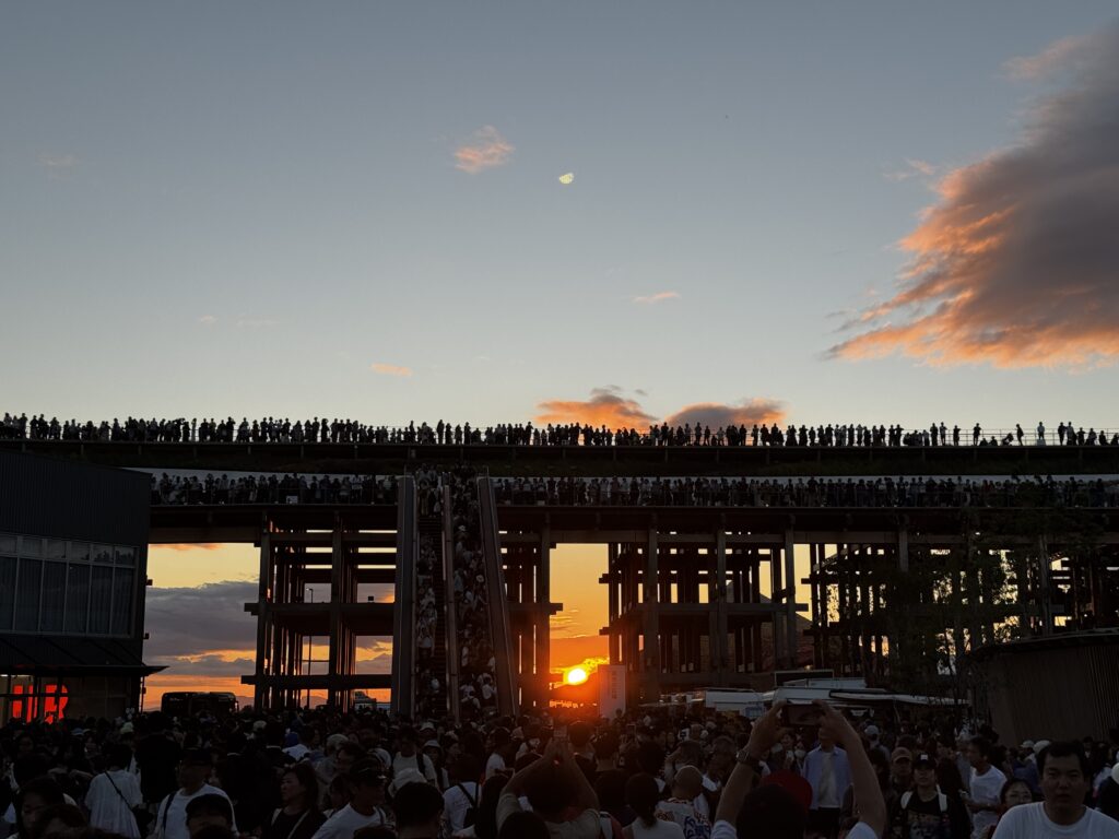 閉幕の日の大屋根リングと夕日