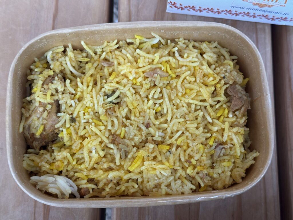 チキンビリヤニはよくインドの炊込みご飯と説明されていますが、炊くのではなく蒸し焼きにします