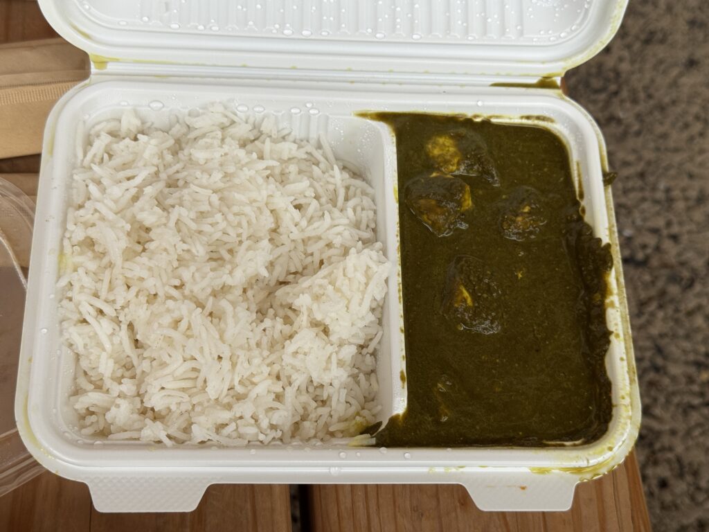 インド料理店のメニューにもあるパラクパニール。インド館のは量が多い。