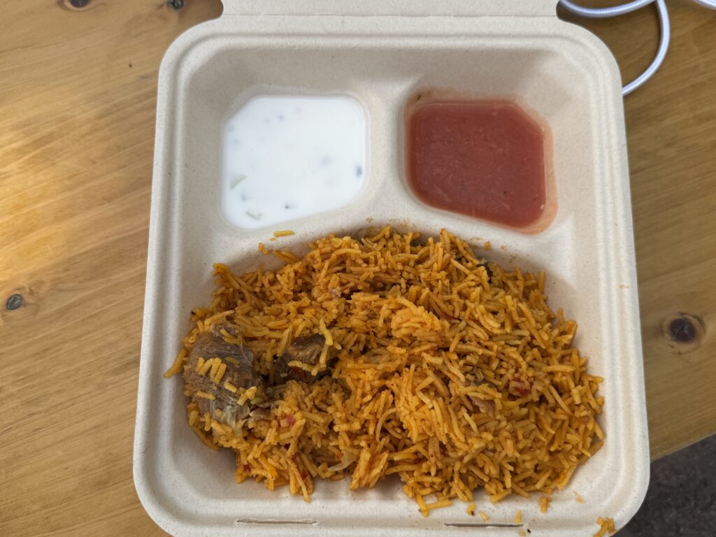 カブサはビリヤニ的な料理でトマト味なので誰にでも食べやすい