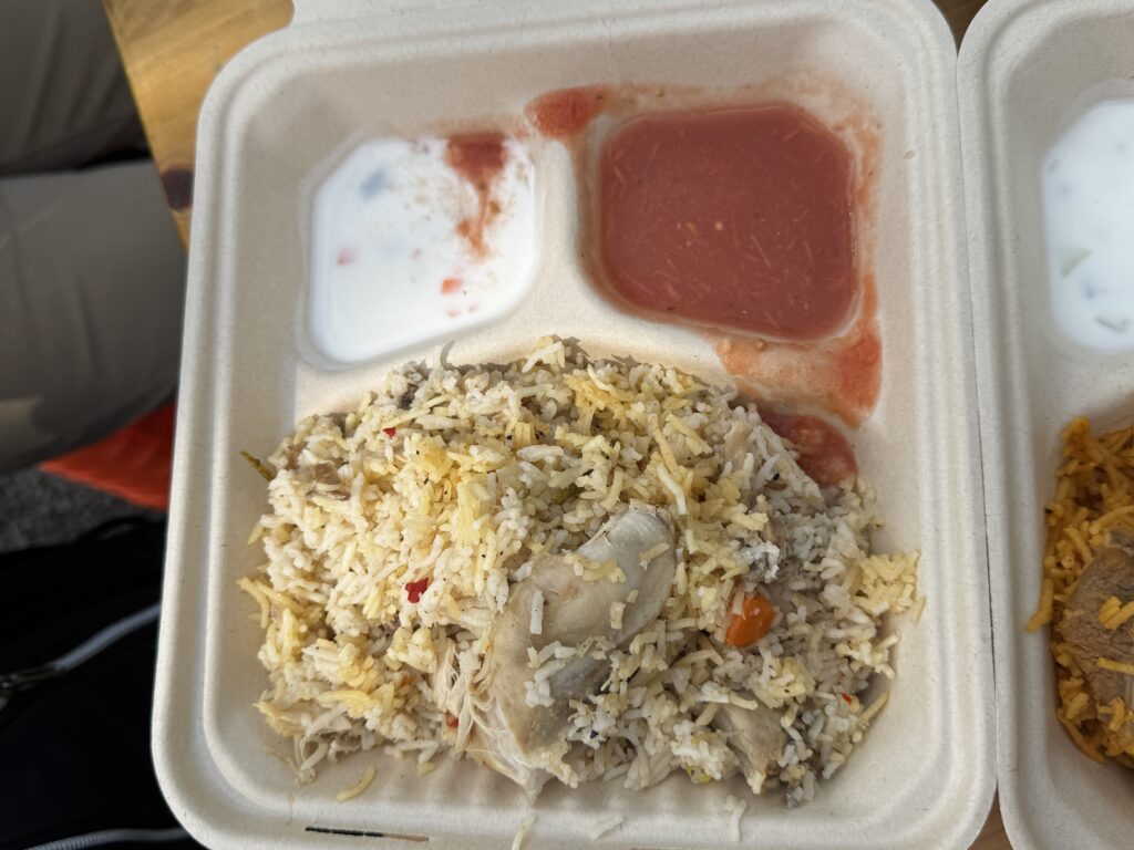 マクルーバは肉や野菜を米といっしょに蒸し焼きにしたものですが、本物は鍋で作ってそれをテーブル上にひっくり返して食べます