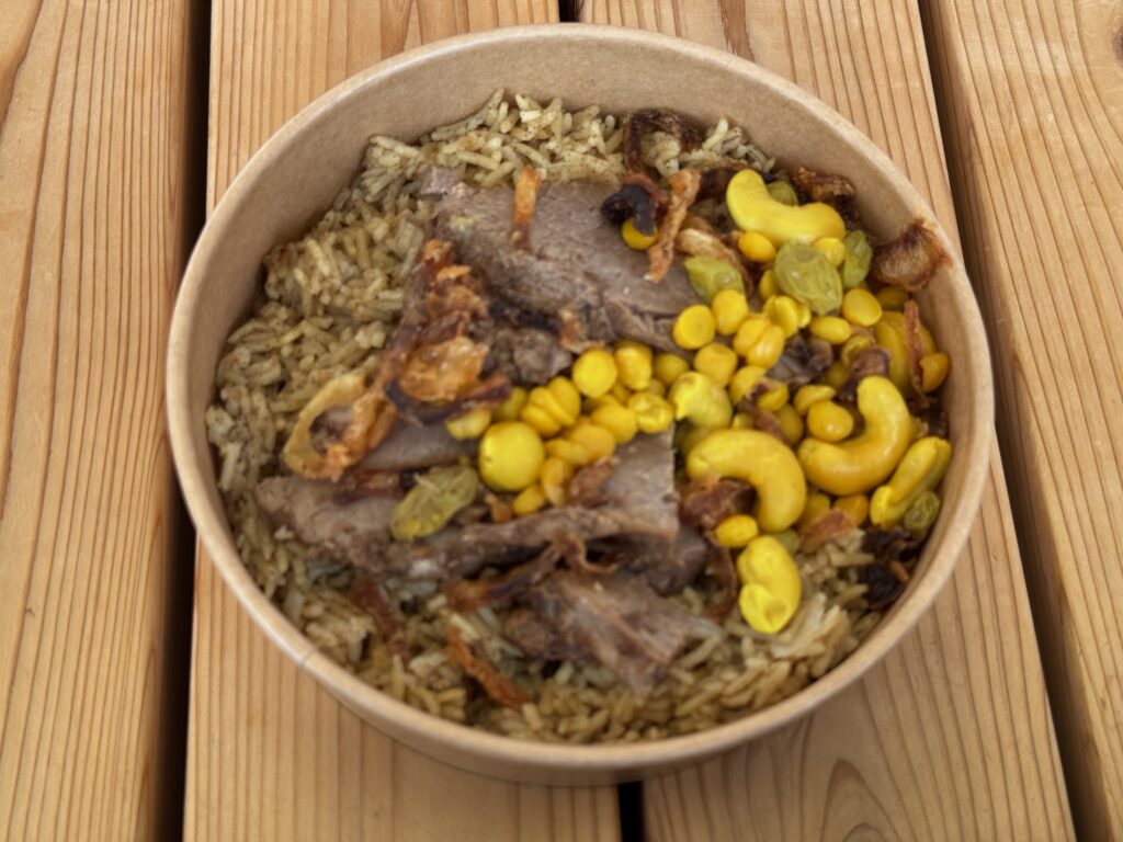 アラブ首長国連邦のラムウージは、これぞアラブ飯かなと思わせてくれます。柔らかいラム肉と優しい味