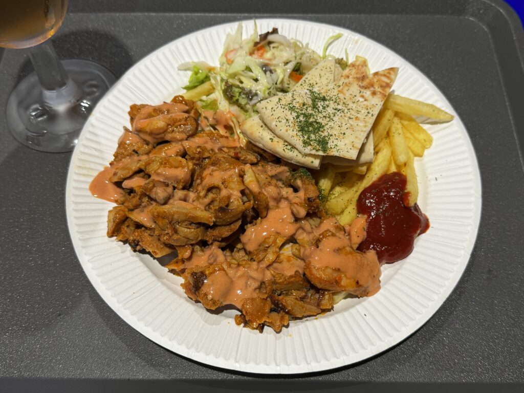 トルコのチキンドネルケバブは回転して焼く料理。各国に似た料理があるのも面白い