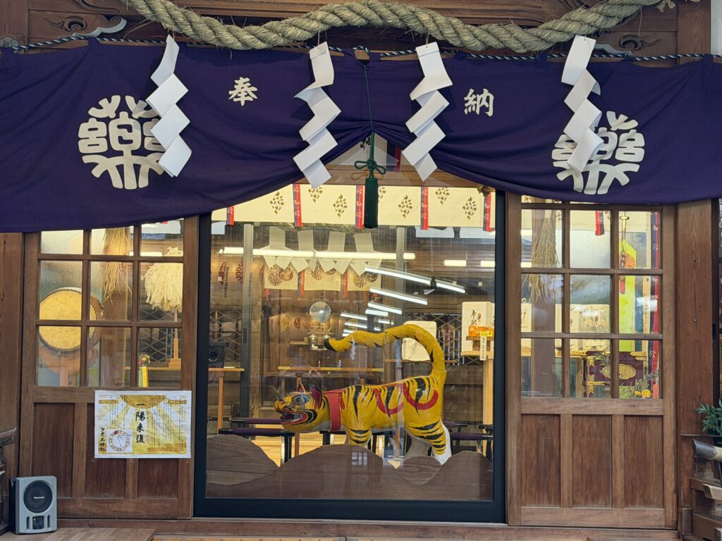 本殿の中には大きな張子の虎が