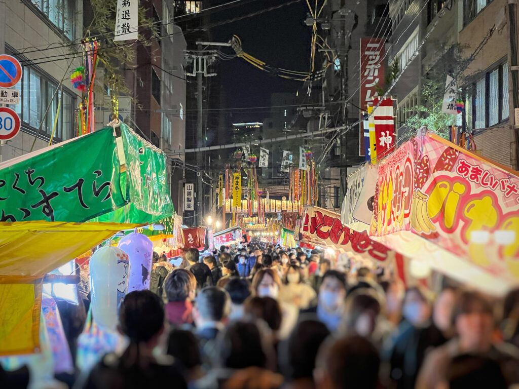 神農祭の時の道修町は歩くこともままなりません