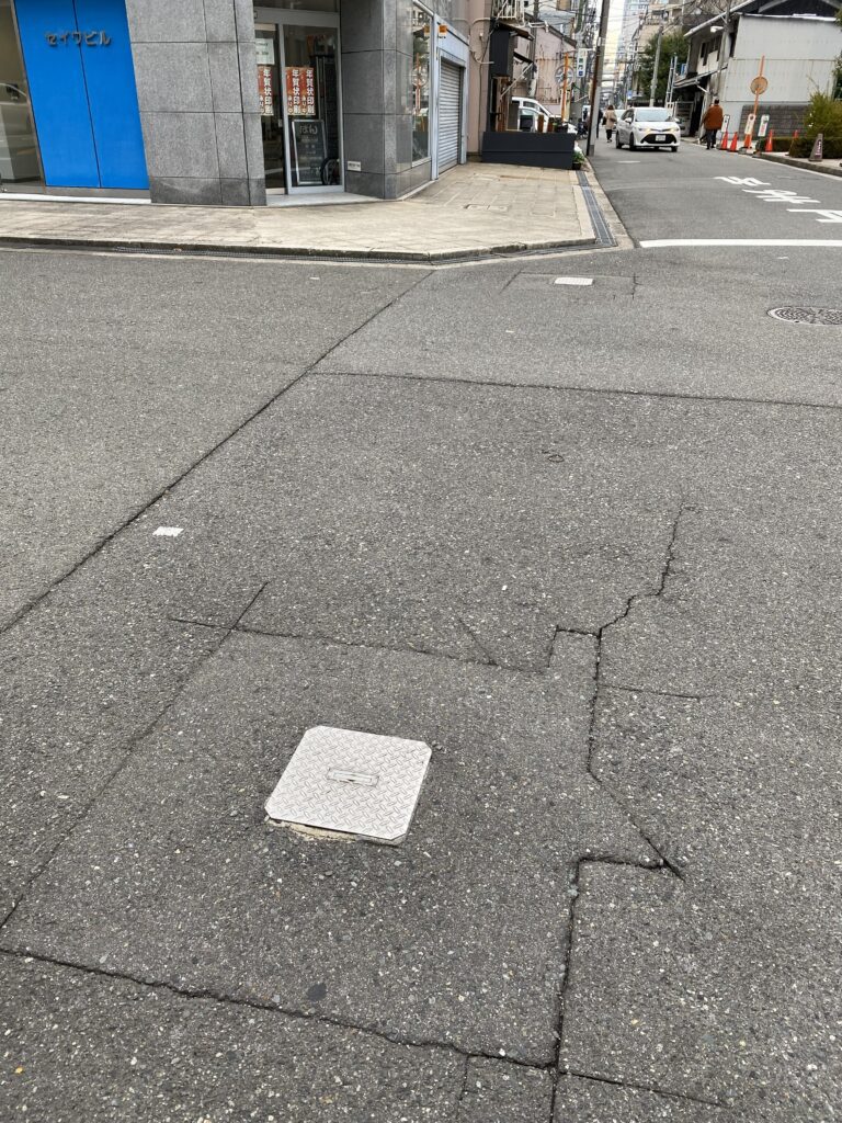 道の端に四角い蓋があります。よく見ると道の反対側にもあるのがわかります。