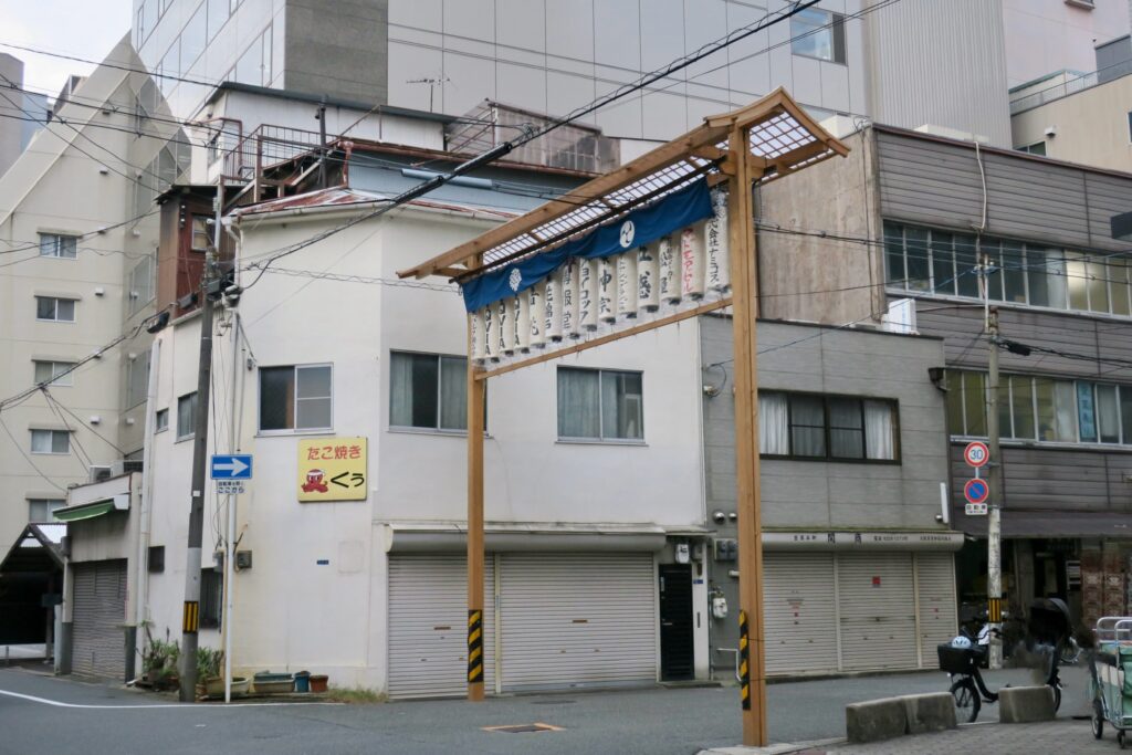 こんな感じで立ってます。この鳥居は箒屋町筋と交差する東の端の鳥居です